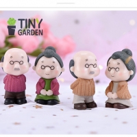 Ông bà lão áo len đứng
