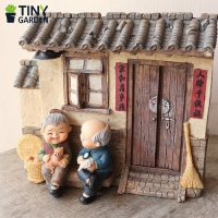 Ông bà lão trước cửa