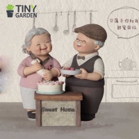 Ông bà lão hiện đại làm bánh