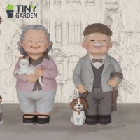 Ông bà lão hiện đại tản bộ