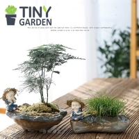 Chậu chú tiểu đội nón