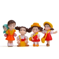 Cô bé mei váy đỏ