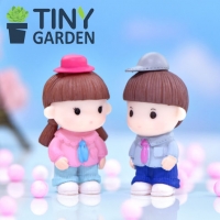 Cặp đôi học sinh đội mũ