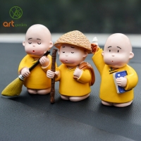 Chú tiểu áo vàng