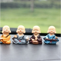 Bộ chú tiểu đeo vòng