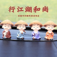 Bộ chú tiểu đứng đội nón