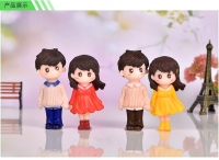 Cặp đôi học sinh đứng 