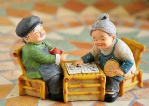 Tượng Ông Bà Già Hạnh Phúc: Ý Nghĩa, Chất Liệu, Cách Chọn và Vị Trí Đặt