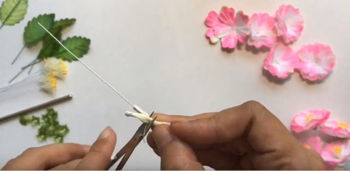 Căt phần nhụy thừa ở phía dưới