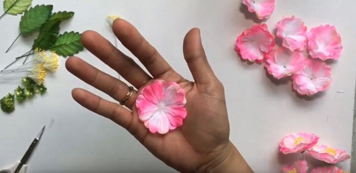 Gắn các cánh hoa so le lên nhau