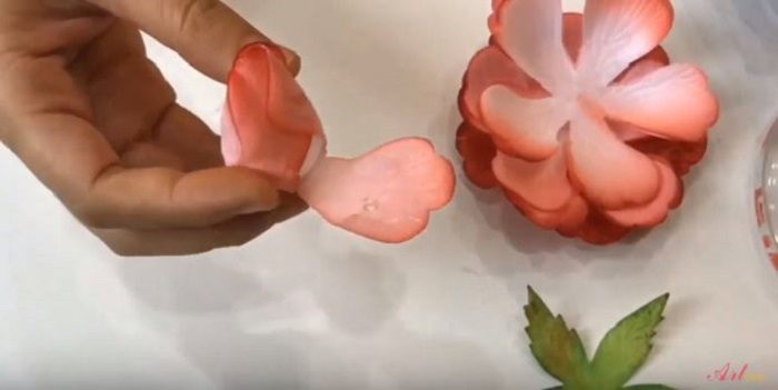 Dán các lớp hoa tiếp theo