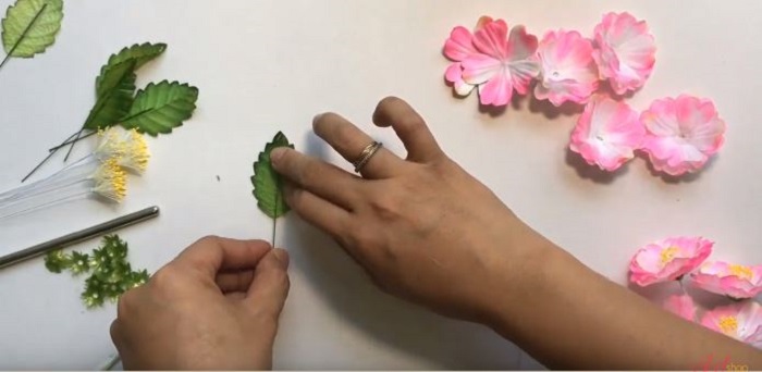 Gắn cành vào lá hoa