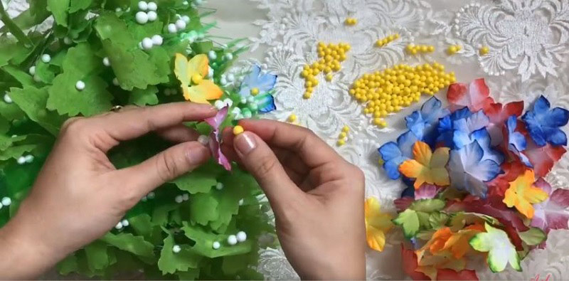 Luồn cánh và nhụy hoa vào mỗi cành