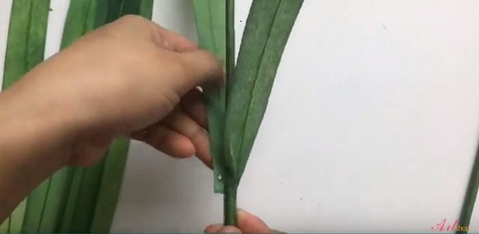 Gắn lá vào cành