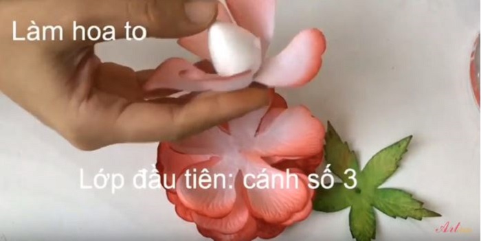 Gắn cánh số 3 vào xốp