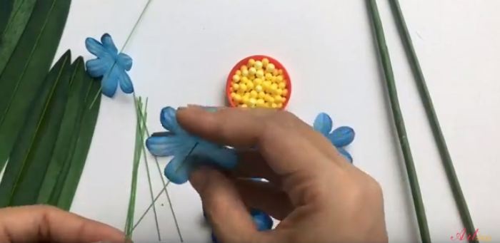Luồn que nhỏ qua từng cánh hoa