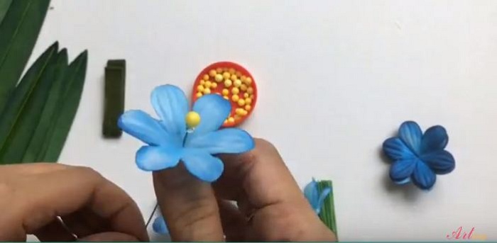 Gắn thêm nhụy cho hoa